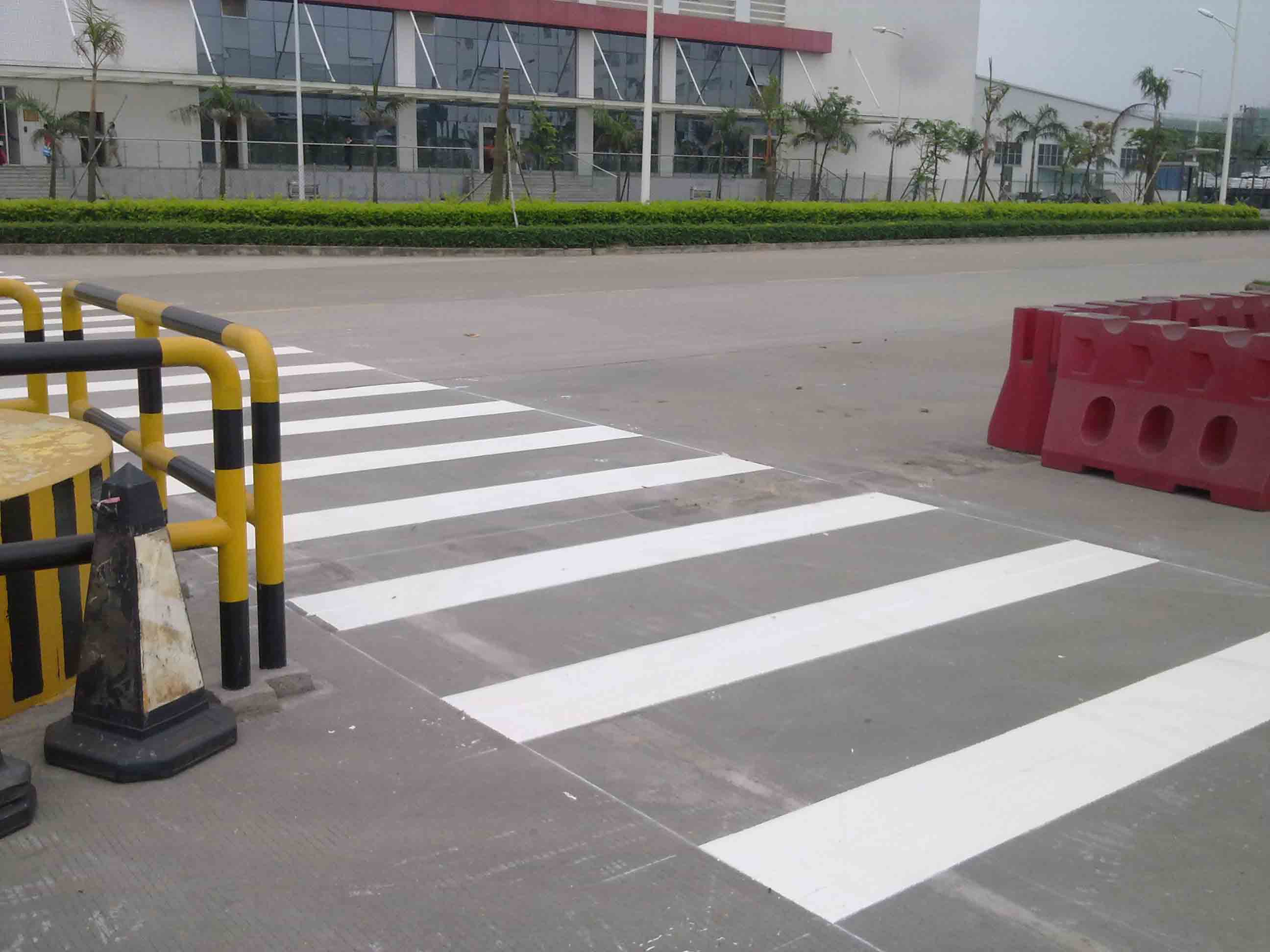 工廠交通安全設施全面升級 道路劃線、標牌安裝與限速管理實踐案例